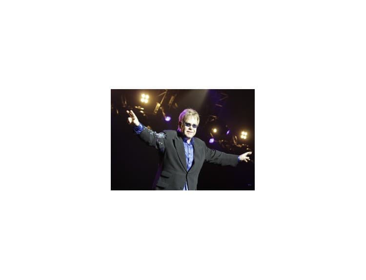 Elton John si podmanil Steel arénu baladami aj rokenrolom