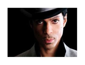 Prince chystá naraz tri albumy a čelí žalobe