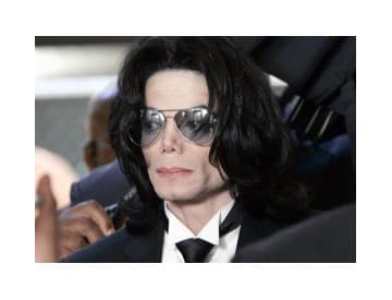 Michael Jackson zažehnal dražbu svojich vecí