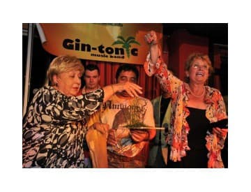 Paveleková priniesla na krst albumu Gin-tonic trávu. Nebola však na fajčenie... Paveleková priniesla na krst albumu Gin-tonic trávu. Nebola však na fajčenie...