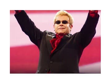 Sir Elton John vystúpi v júni v Košiciach