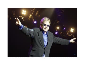 Elton John si podmanil Steel arénu baladami aj rokenrolom