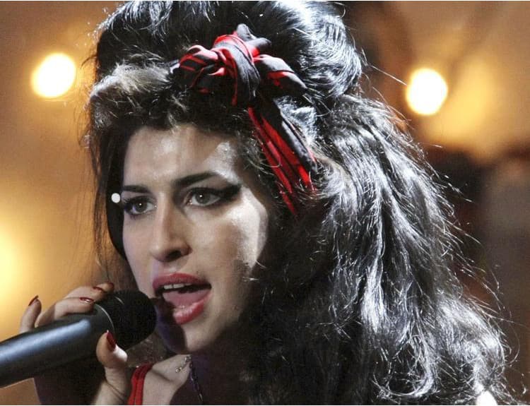 Novinka Amy Winehouse kraľuje britskému rebríčku albumov
