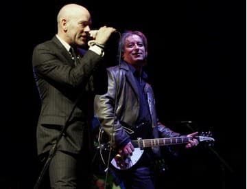 Peter Buck z R.E.M. pracuje na sólovom albume