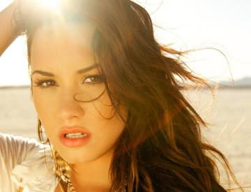 V kluboch mi dávali drogy, aby som sa vrátila, tvrdí Demi Lovato