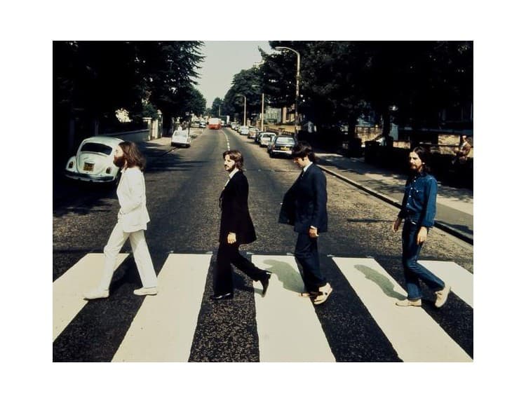Vydražia netradičnú fotku The Beatles zo slávnej Abbey Road