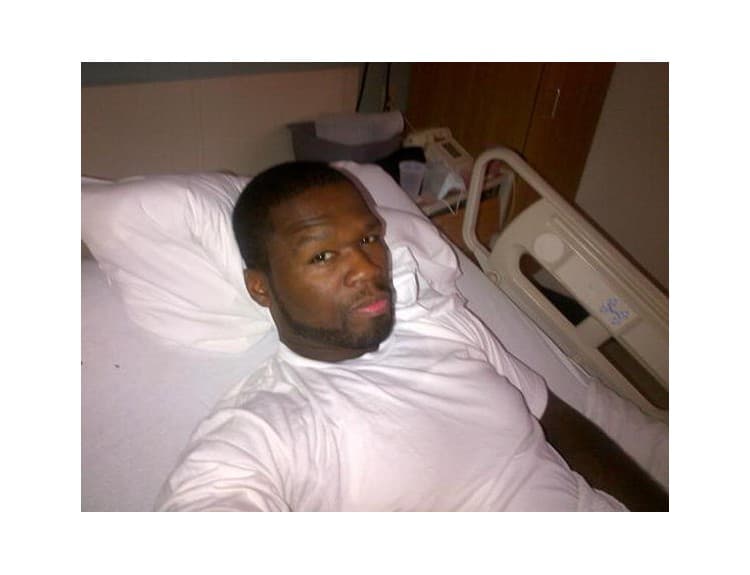 50 Centa hospitalizovali, zverejnil fotky z nemocnice