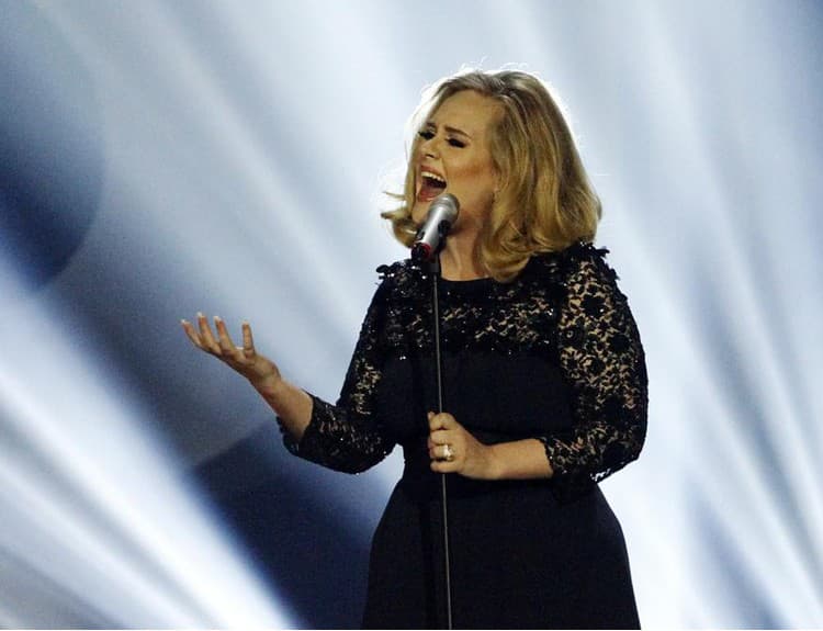 Adele sa vrátila na vrchol Billboardu, na čele strávi 24. týždeň