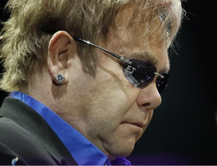 Elton John vyzval Ukrajinu na ukončenie násilností voči gejom