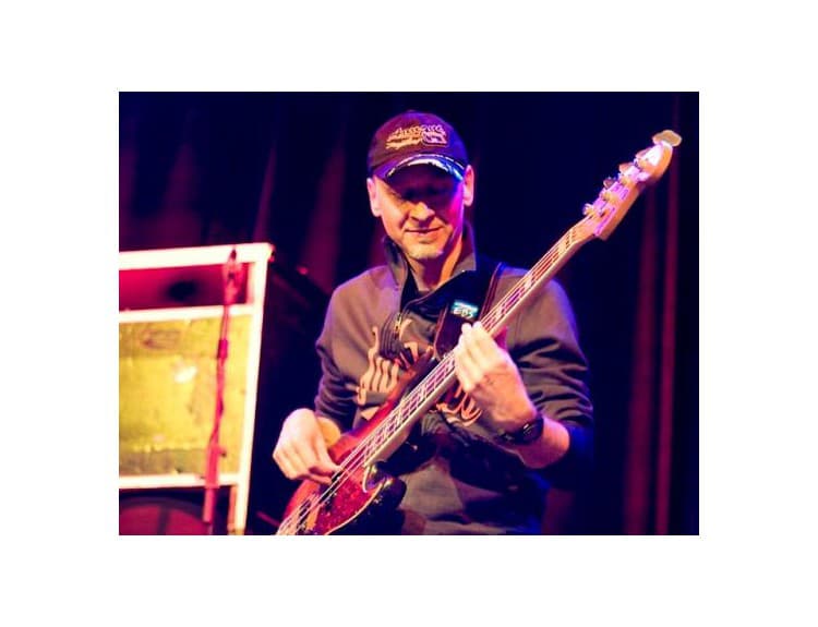 Basgitarista Juraj Griglák vydáva reedíciu oceňovaného albumu Bass Friends