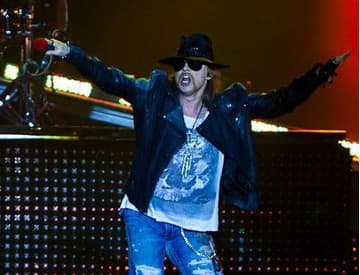 Guns N' Roses fanúšikom vynahradili hodinové meškanie aj slabý úvod