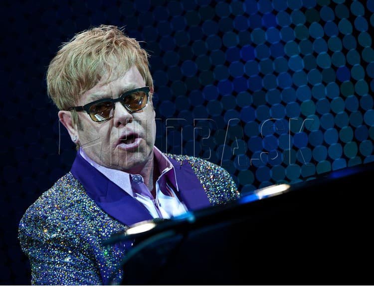 Pre drogy som premrhal veľkú časť života, priznal Elton John