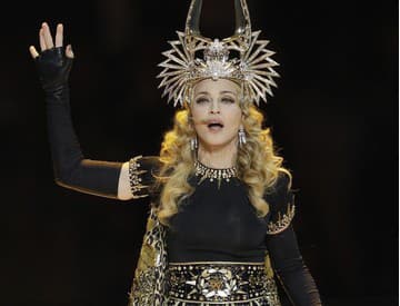 Francúzski nacionalisti zažalujú Madonnu za video so svastikou