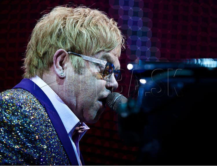 Elton John je po 22 rokoch opäť na čele albumového UK Chartu