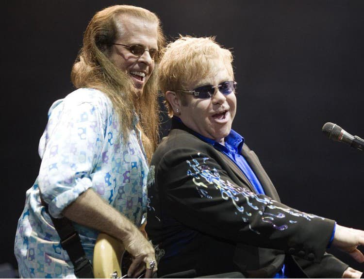 Basgitarista Eltona Johna Bob Birch spáchal samovraždu