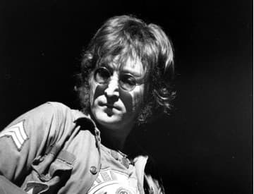 Vrah Johna Lennona zostane ďalšie dva roky vo väzení
