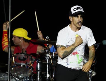 RHCP v Prahe: megalomanská šou s gitaristom na stoličke