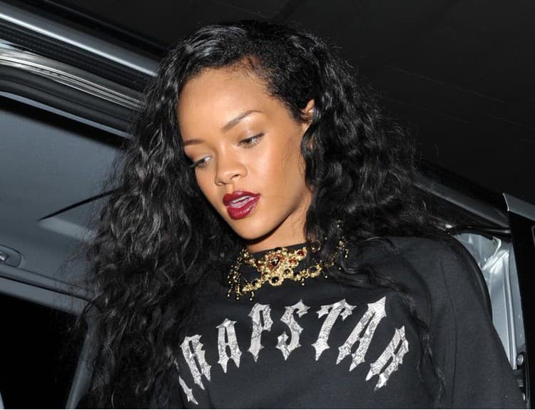 Opitá Rihanna zlomila stôl v nočnom klube a pózovala fotografom