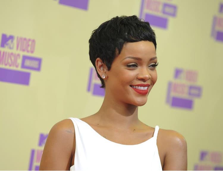 Rihanna si ako poctu babke dala na hruď vytetovať bohyňu Izis