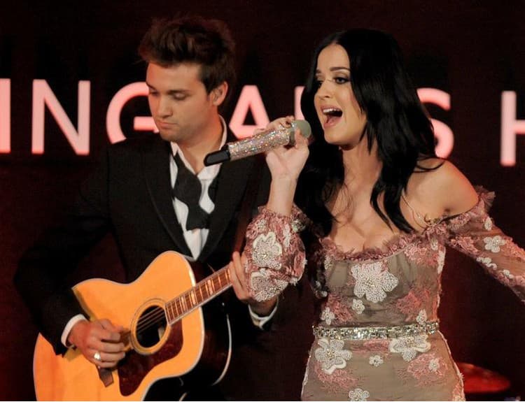 Katy Perry dražila gitaru, nového majiteľa vezme na rande do gay baru