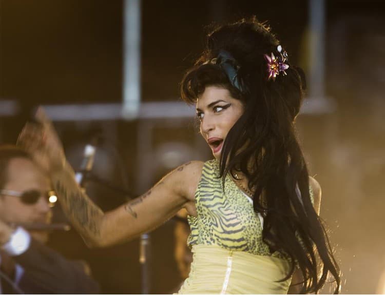 Z domu Amy Winehouse ukradli speváčkine svadobné šaty