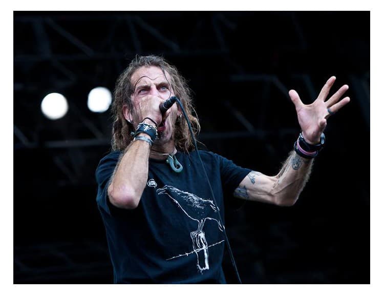 Speváka Lamb of God v Česku obžalovali zo smrti fanúšika