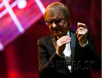 Foto: Meky Žbirka oslávil 60. narodeniny na vypredanom bratislavskom zimáku