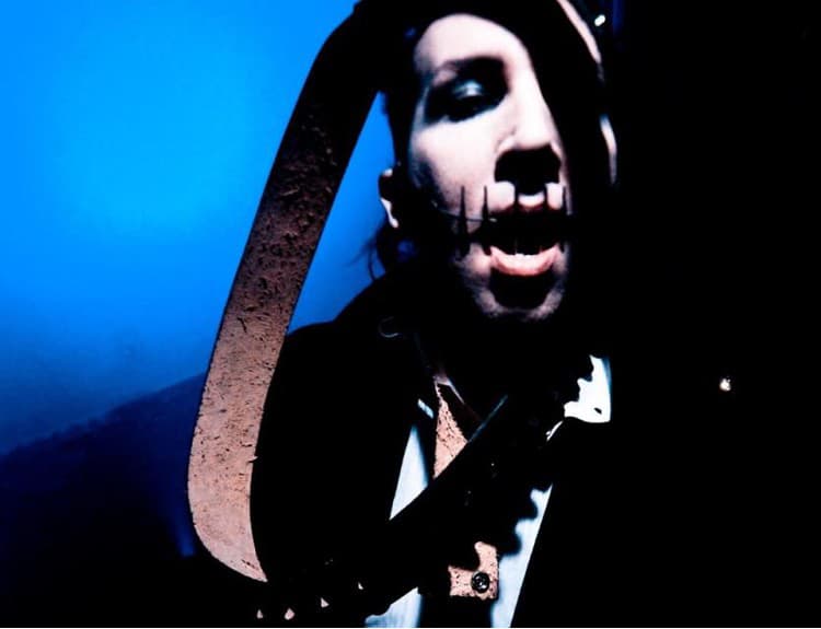 Marilynovi Mansonovi museli po bitke zašívať ucho 24 stehmi
