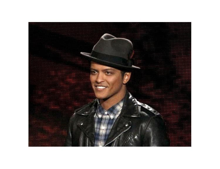 Bruno Mars sa znova udržal na vrchole singlového rebríčka