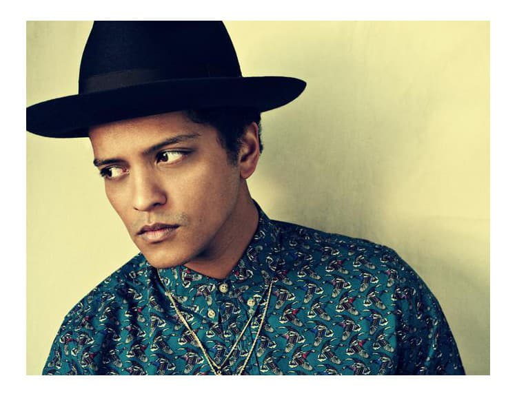 Bruno Mars je po šiesty raz za sebou na čele singlového rebríčka