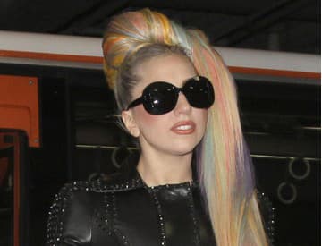 Lady Gaga trápia zapálené kĺby, nemôže ani chodiť