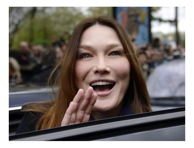 Bývalá prvá dáma Carla Bruni spomína na búrlivý život s rockermi