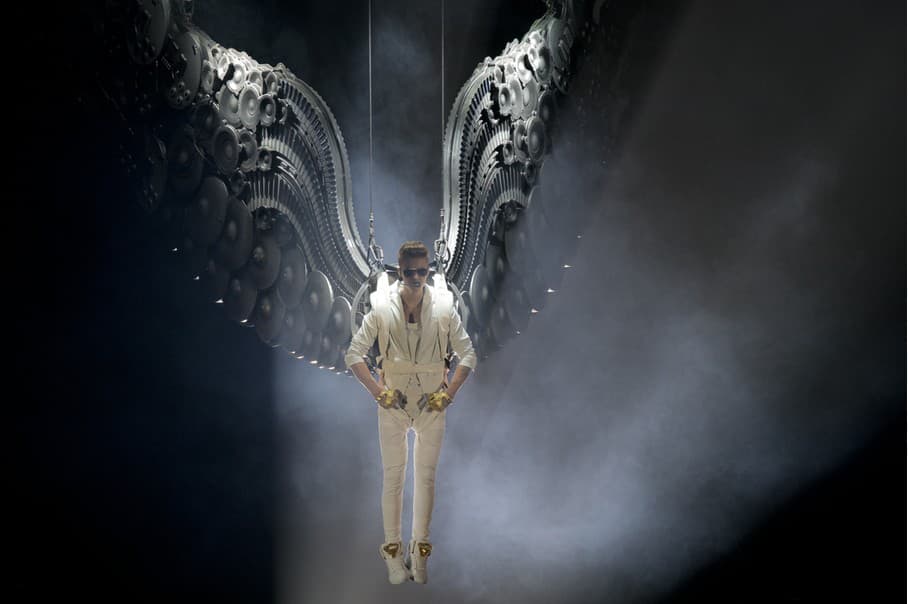 Justin Bieber s krídlami anjela
