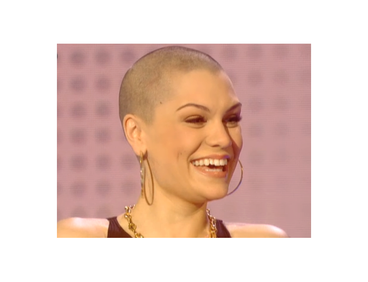 Jessie J si pre charitu vyholila hlavu