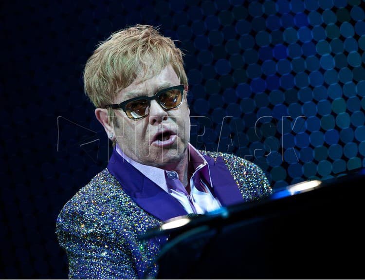 Film o živote Eltona Johna bude režírovať Michael Gracey