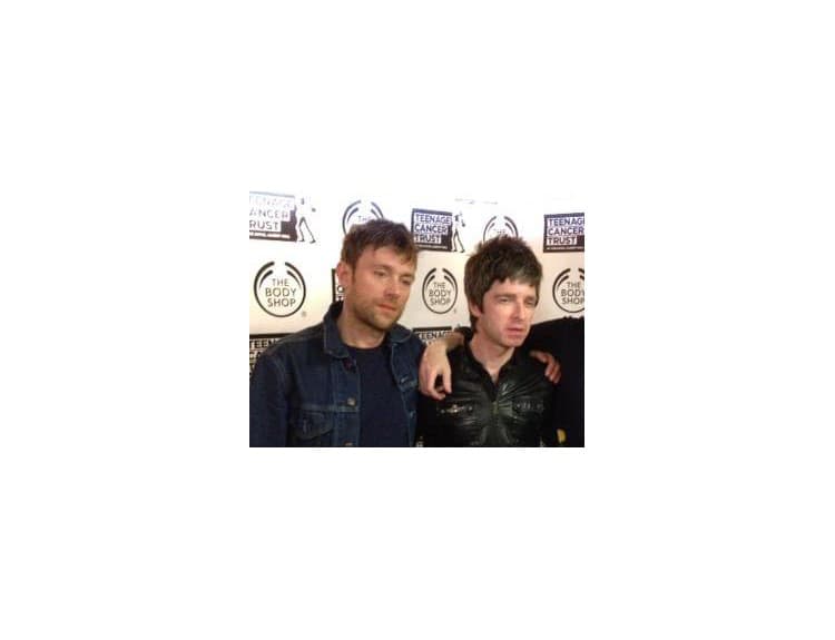 Noel Gallagher a Damon Albarn zakopali vojnovú sekeru. Pozrite si ich vystúpenie