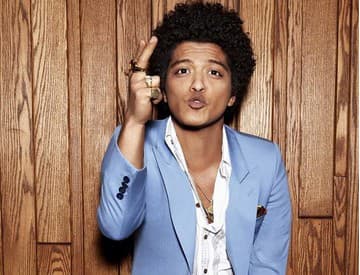Bruno Mars prepisuje históriu predajnosti singlov