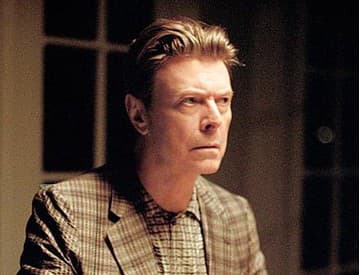 Gary Oldman si v novom klipe Davida Bowieho zahrá biskupa