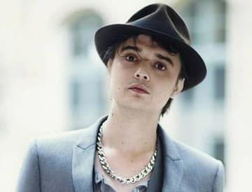 Držte si klobúky, problémový chlapec Pete Doherty mieri do Bratislavy!