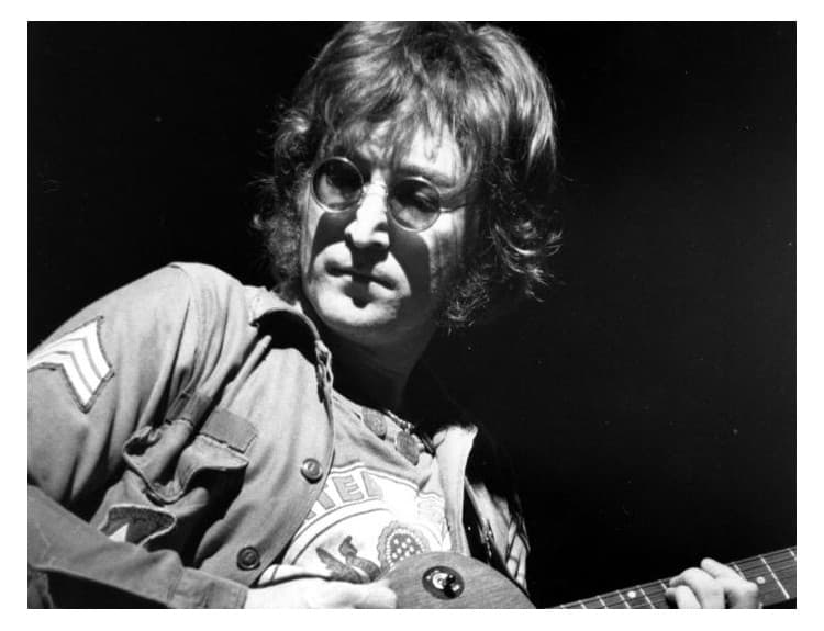 Gitaru, na ktorej hrával Lennon, vydražili za 408-tisíc dolárov