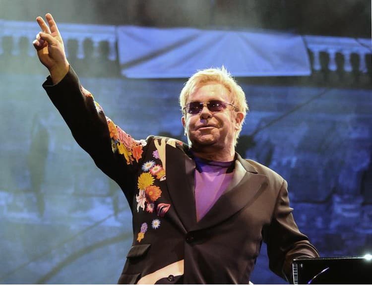 Elton John si má obliecť ruský kroj, svojím oblečením vraj propaguje homosexualitu