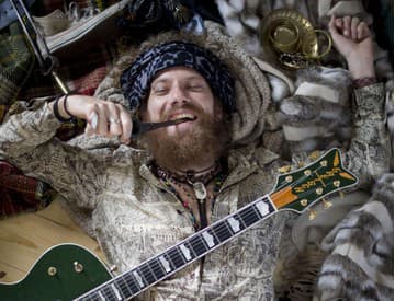Hudobný šaman Johnny Guitarr privoláva leto singlom Požičaj mi svoje dievča