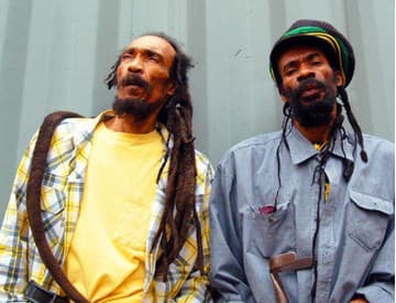 Legendy Israel Vibration prinesú na Uprising pravé jamajské roots reggae