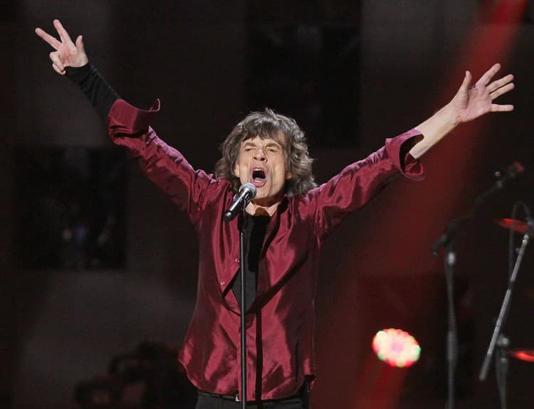 Sedemdesiatnik Jagger: Na pódiu mladne o desaťročia, Bono miluje jeho vrásky!