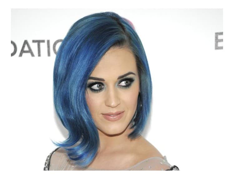 VIDEO: Modré vlasy Katy Perry zhoreli do tla