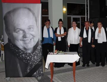 Hviezdy muzikálu sa v piatok večer poklonili Jozefovi Bednárikovi 