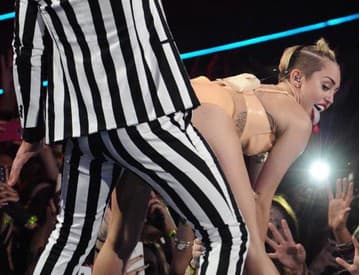 Miley Cyrus spravila z "twerkingu" fenomén: Všetky zadky sveta, krúťte sa!