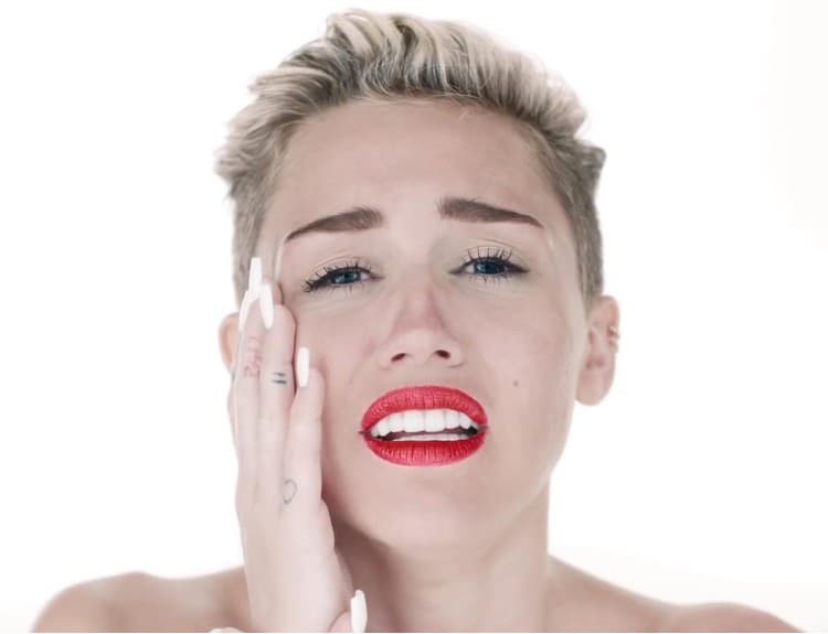 Výber z bulváru: Miley dostala kopačky, Frank Ocean díloval, Diddy prehral milión