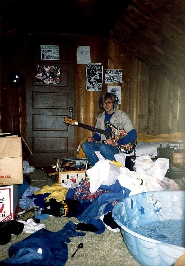mladý Kurt Cobain vo svojej podkrovnej izbe
