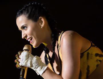 Katy Perry zverejnila novinku Walking On Air, už dnes večer zakončí iTunes Festival